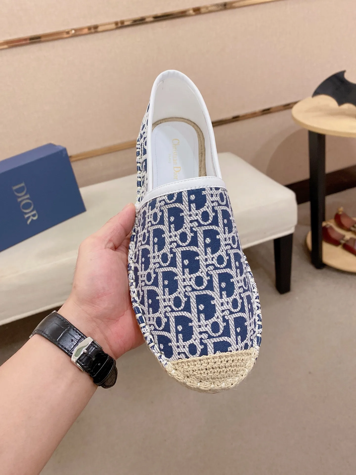 Factory price: 400💰High quality [Dior·Dior] 💫Men's latest slip-on Loaf casual shoes ✔️The original version is available at the counter simultaneously. 1:1 replica🏍️Fabrics: Italian imported fabrics, pure hand-drawn threads, raw rubber breathable and non-slip outsole, lining breathable and comfortable lambskin, 100% comfortable density, original rubber outsole wear-resistant ✔️Code number: 38-44, you deserve it, (Note: 37, 45, 46 can be customized, non-refundable and non-exchangeable)